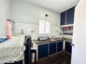 Lavish 2BHK Apartment in Ballygunge Place with Daily Housekeeping