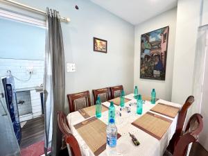 Lavish 2BHK Apartment in Ballygunge Place with Daily Housekeeping