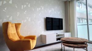 Upscale Apartment by LovelyStay