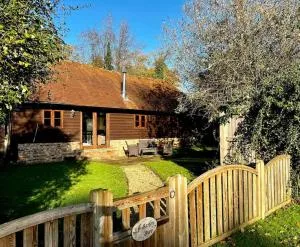NEW Cosy cottage - Lake view & Log Burner - Dog proof garden - Sandhurst