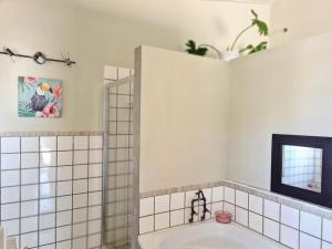 Getaway with mountain views, BBQs & hikes near Cradle of Humankind