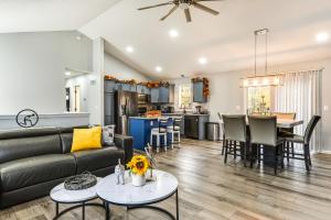 Cozy Ohio Home - Deck, Arcade Games and Near Golfing