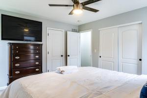 Cozy Ohio Home - Deck, Arcade Games and Near Golfing