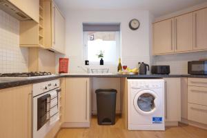 Modern Apartment - Walking Distance to the City Centre - Free Parking, Fast Wi-Fi and Smart TV with Netflix by Yoko Property