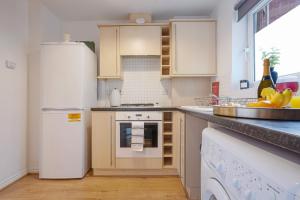 Modern Apartment - Walking Distance to the City Centre - Free Parking, Fast Wi-Fi and Smart TV with Netflix by Yoko Property