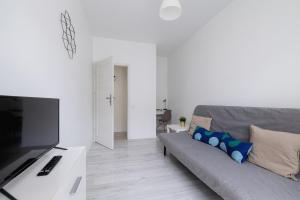 Cozy Apartment Aleja Kijowska in Cracow by Renters