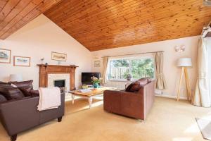 AVON SHORE by BOURNECOAST - A Detached Holiday Home in Mudeford with a Garden and Parking - HB6277