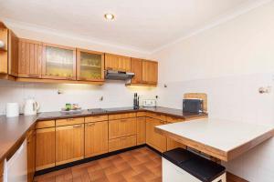 AVON SHORE by BOURNECOAST - A Detached Holiday Home in Mudeford with a Garden and Parking - HB6277