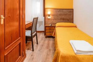 Single Room with Shared Bathroom room in Hostal Edreira