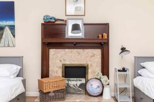 AVON SHORE by BOURNECOAST - A Detached Holiday Home in Mudeford with a Garden and Parking - HB6277