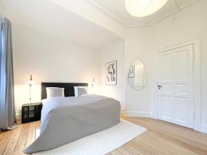 Large & Modern 4 Bedroom Apartment