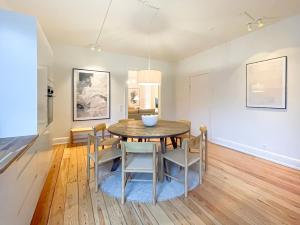 Large & Modern 4 Bedroom Apartment