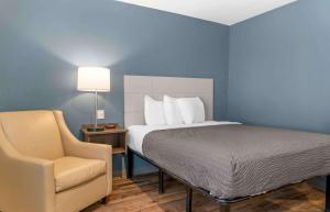 Standard Queen Room - Non-Smoking room in Woodspring Suites Detroit Rochester Hills
