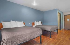 Double Room with Two Double Beds - Non-Smoking room in Extended Stay America Select Suites - Cincinnati - Florence - Airport
