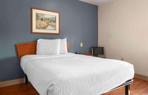 Standard Double Room - Non-Smoking room in Studio 6 Extended Stay Cincinnati Sharonville OH