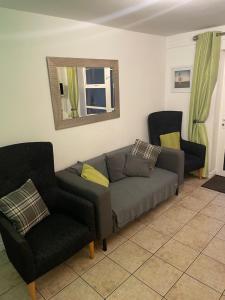 Ground Floor Deluxe Seaside Apartment With Patio & Private Entrance, marine court