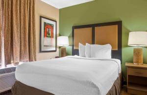 Deluxe Studio with 1 Queen Bed - Non-Smoking room in Extended Stay America Suites - Pittsburgh - Airport