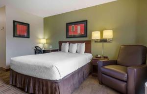 Queen studio with 1 Queen Bed - Disability Access/Non-Smoking room in Extended Stay America Suites - Orlando - Lake Mary - 1036 Greenwood Blvd