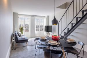 Panoramic Historic Views Private Balconies - Apt E