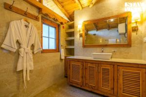 StayVista at Rosemary Cottage 2BR Villa in Manali with Lawn