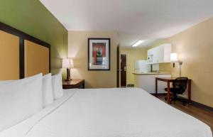 Queen studio with 1 Queen Bed - Disability Access/Non-Smoking room in Extended Stay America Suites - Washington DC - Sterling
