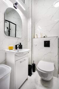 Chmielna City Centre Apartment by BookingHost