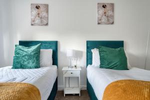 LIVERPOOL HOME with FREE PARKING