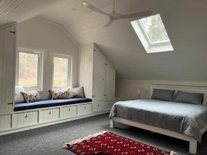 Summit House Armidale - 2 or 4 Bedrooms