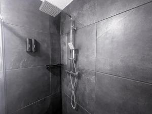 Luxurious Apartment in City-Center with Balcony, Free Parking