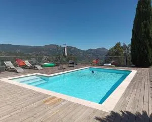 Haut de villa avec piscine - Bouyon
