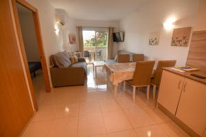 BENAL BEACH Superb Beach front 1 Bedroom Apartment, Sleeps 5