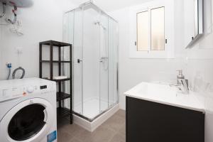 Three-Bedroom Apartment room in Park Guell