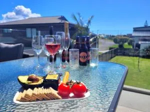 Hosts on the Coast - Home by the Sea - Cooks Beach