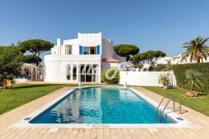 Elegant villa with private pool in Quarteira