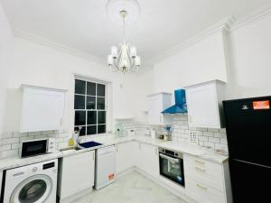 Flat 4 Marine Parade House, 1 East Cliff- Next to Dover Port, White Cliffs, Beach, Castle