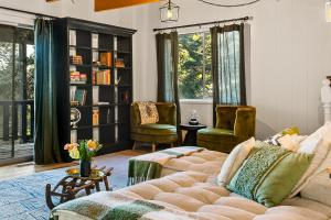 Romantic & Family Friendly Chalet In The Woods