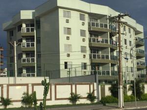 Espaçoso apê 3 quartos à beira da Praia do Forte com piscina e sauna