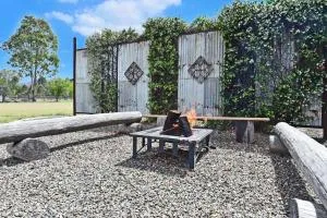 Kulang Lodge in charming Broke with Large Swim Spa and games room suits up to 8 guests - Broke