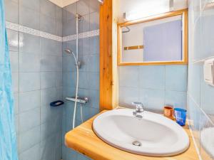Appartements Charmant 2 pieces avec Balcon & Parking a 300m des Pistes - Piscine, Wi-Fi et Jardin - FR-1-762-13 : photos des chambres