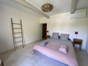 Maisons de vacances Maison Carpentras, 9 pieces, 12 personnes - FR-1-767-7 : photos des chambres