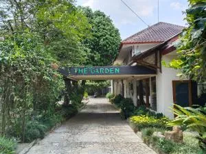 The Garden Family Guest House powered by Cocotel - Muara