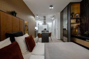 High-End Studio w GymSaunaBalconySecurity