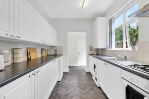 Solace Nights - Large Modern House - 4 Bedrooms - Near M6 & Spaghetti Junction - Fast WiFi - Netflix - Sutton Coldfield