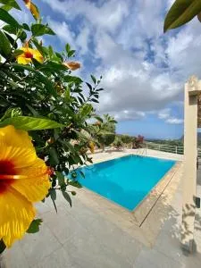 Mountain side oasis with view and pool - Vorós