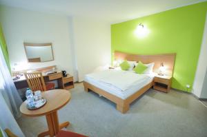 Deluxe Double Room with Extra Bed room in Hotel Trzy Światy Spa & Wellness Rajska WySpa