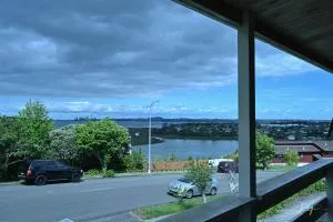 Auckland Sea&SkyTower view Homestay with free Netflix, Parking - Kumeu
