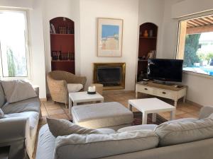 Villas VILLA 4* avec PISCINE dans le bas du village de BORMES les MIMOSAS : photos des chambres