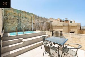 Historical Mdina Gem, Lux HOME with Rooftop Pool by 360 Estates