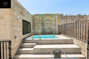 Historical Mdina Gem, Lux HOME with Rooftop Pool by 360 Estates
