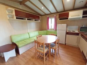 Campings Les maisonnettes du lac - base de loisirs Lavare : photos des chambres